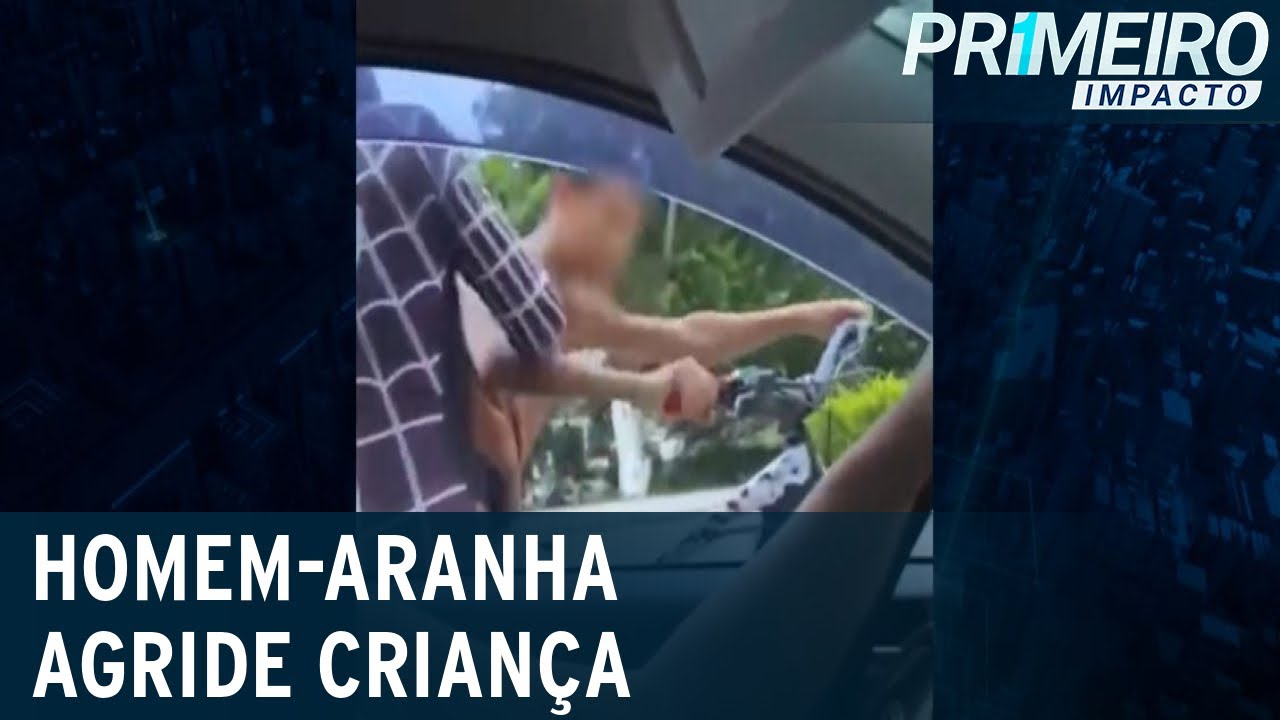 Homem fantasiado de Homem-Aranha agride menino em bicicleta | Primeiro Impacto (20/12/21)
