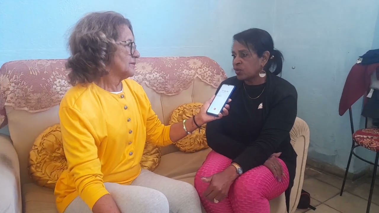 Gisela Nieves dialoga con la directora de la escuela primaria seminterna Enrique Hart
