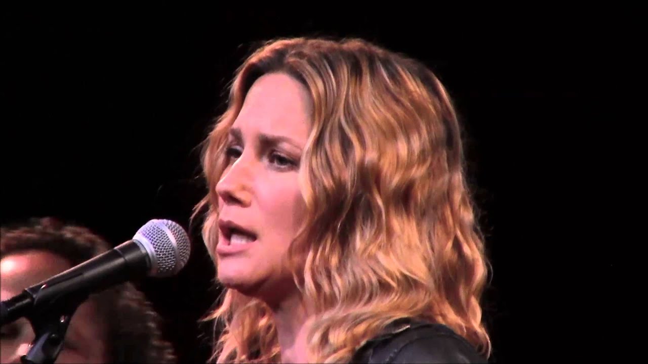 Jennifer Nettles Performs 