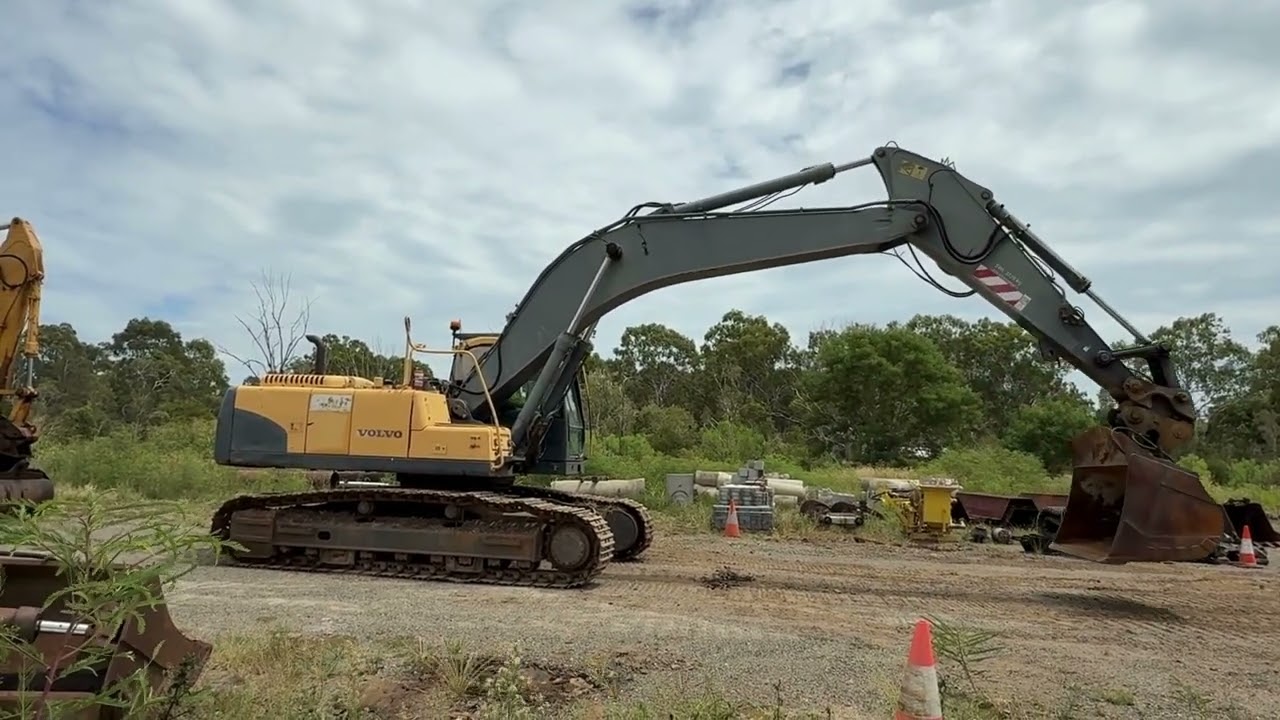 Volvo Excavator   Lot 11