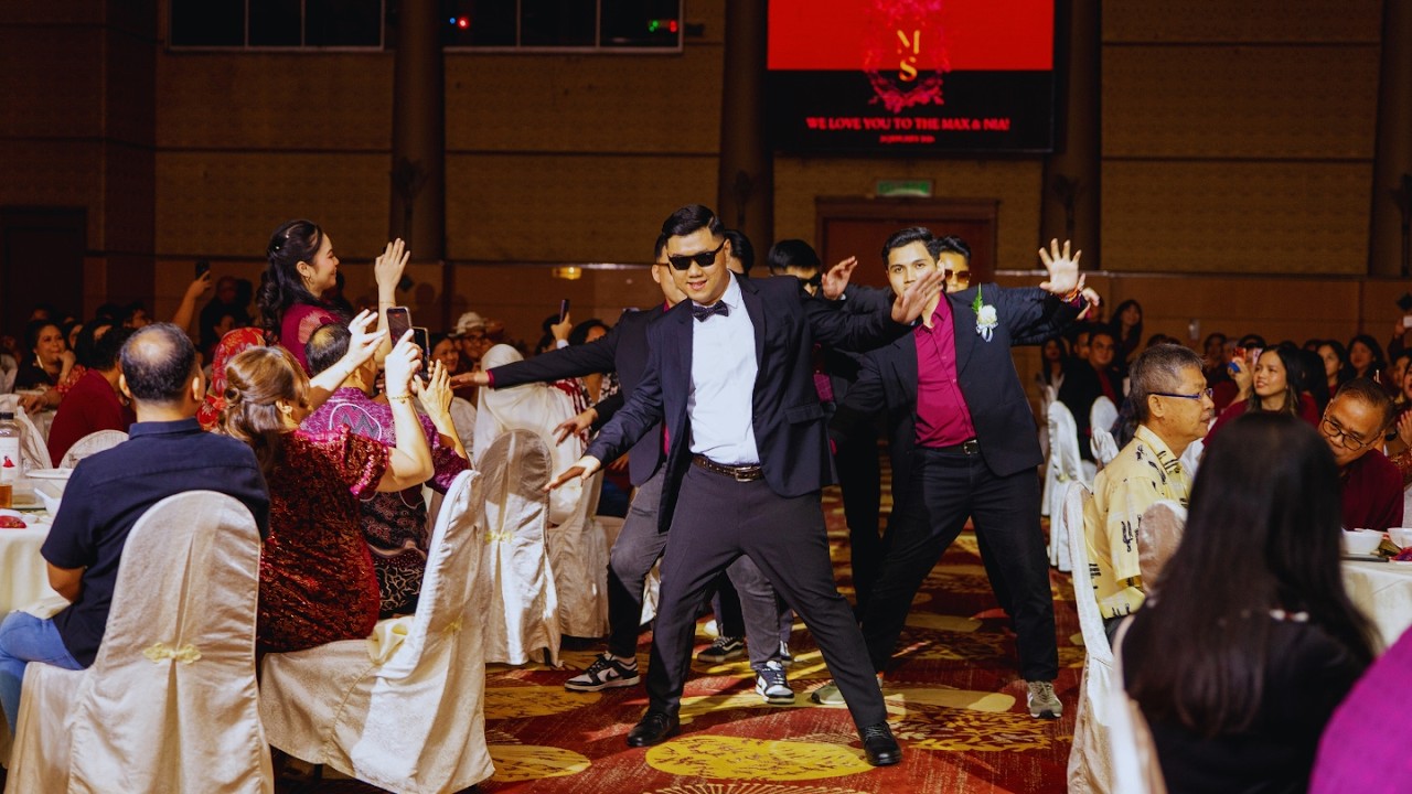SUPRISING Dance Entrance by Team Groom !!