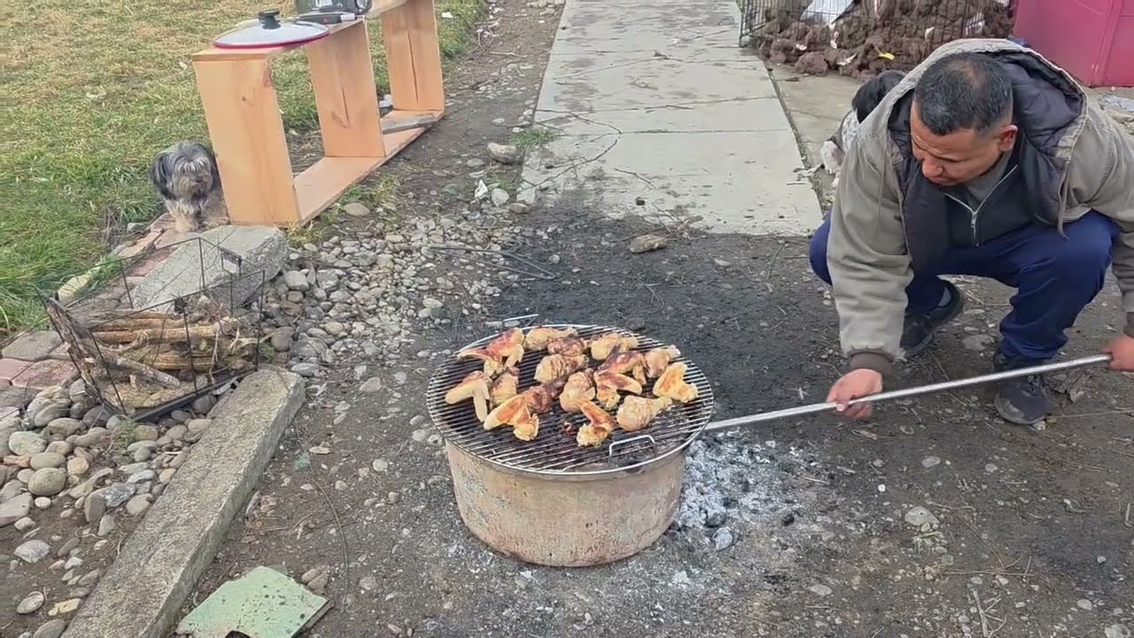 El Bombon Cocinando Un Pollo Al Carbon A Su Estilo