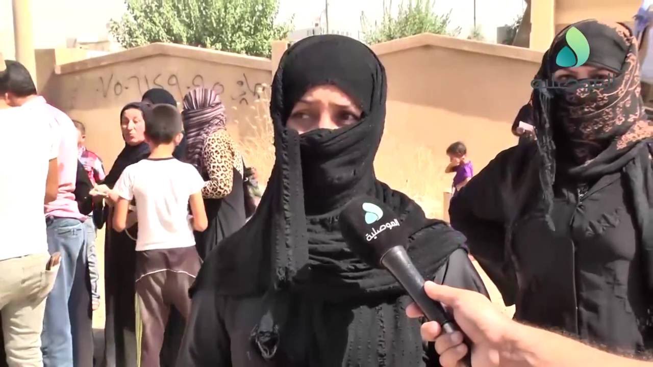 النائب نواف الباشا يقدم مساعدات غذائية للنازحين في مخيم بحركة
