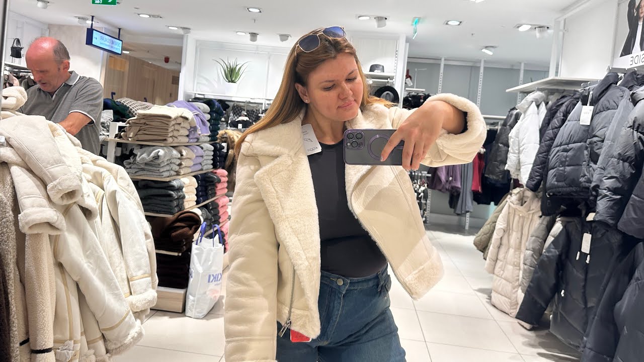 Толпы туристов на кассе в LC Waikiki. Скидки на новую коллекцию. 