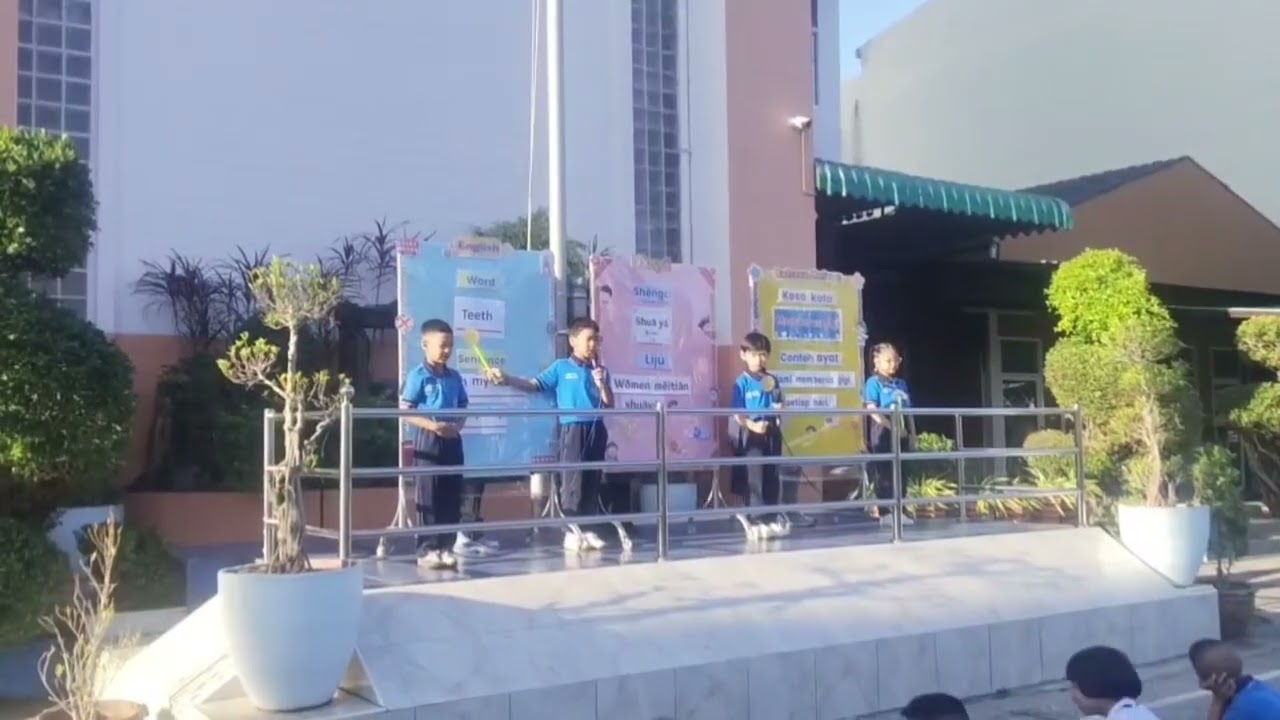 น้อง ๆ นำเสนอ หน้าเสาธง 4 ภาษา โรงเรียนเทศบาล ๒ (วัดชนาธิปเฉลิม)
