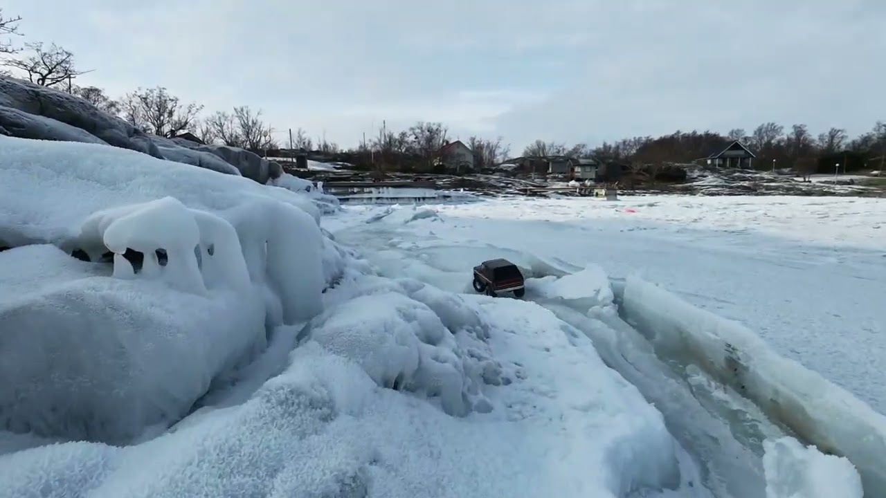 Franco Bronco on Deadly Ice - Traxxas TR4 Ford Bronco scale RC