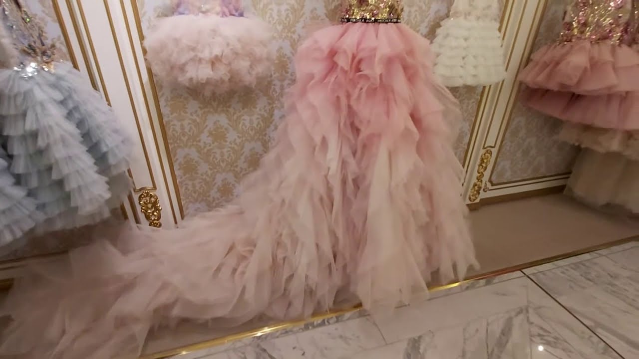 LONDON. Harrods . KIDS TOYS AND LUXURY DRESSES. ДЕТСКИЕ ИГРУШКИ И РОСКОШНЫЕ ПЛАТЬЯ .