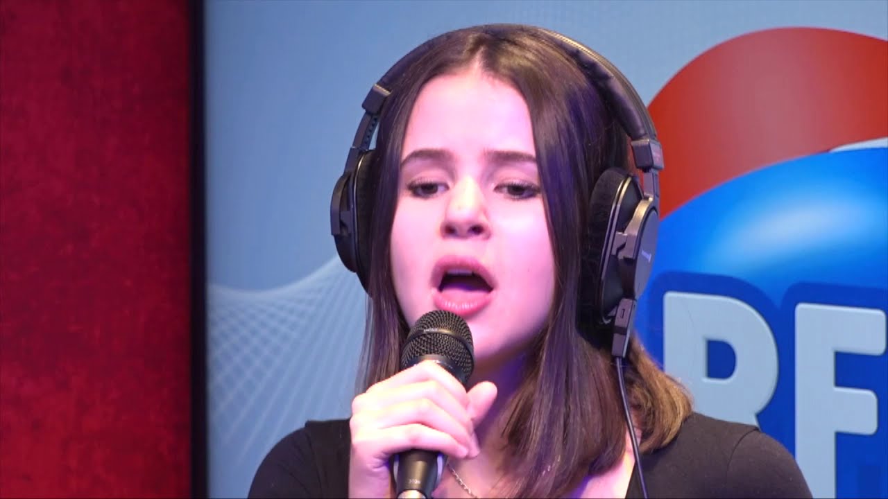 Marina Kaye chante 