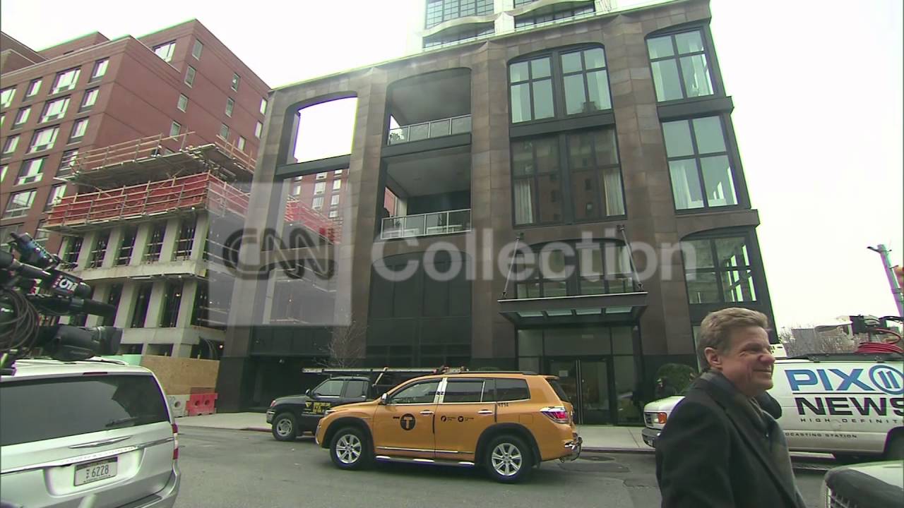 NY:FASHION DESIGNER L'WREN SCOTT APT EXTERIORS