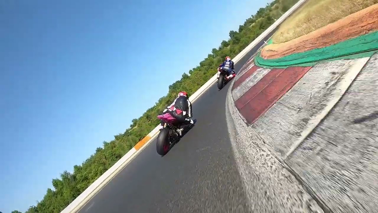 Triumph Daytona 765 Moto2 vs. GSX R 600 Autodrom Most 06-2022 / Vom Fressen und gefressen werden