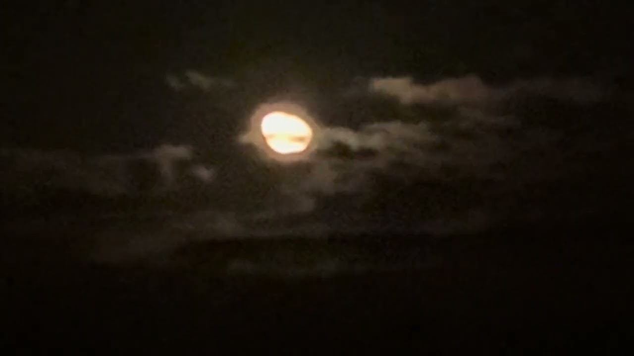Moon over #katmandu #valley #bhaktapur #moon #moonlight #night #nepal #justytravel #księżyc #noc