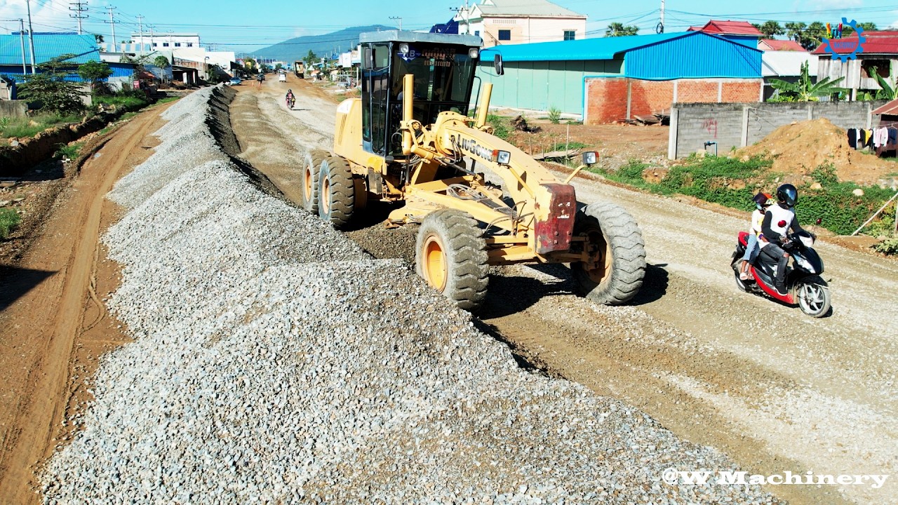 Perfect Activities LiuGong Grader Spreading Gravel Installing Foundation Roads & Recovery Roads