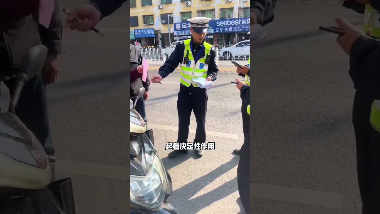 电动车突然被交警给没收了，该怎么正确去取回？#交警抓电动车 #遵守交通规则 #电动车