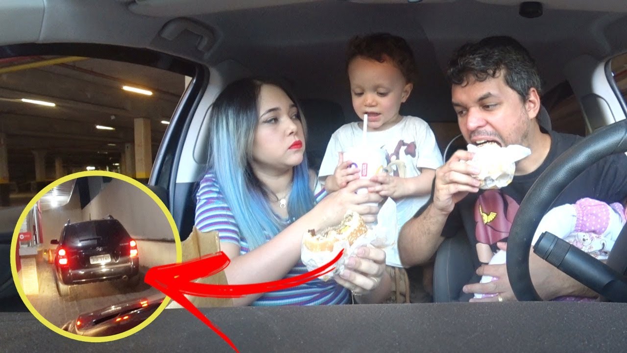 COMENDO TUDO QUE A PESSOA DA FRENTE NO DRIVE THRU ESCOLHEU