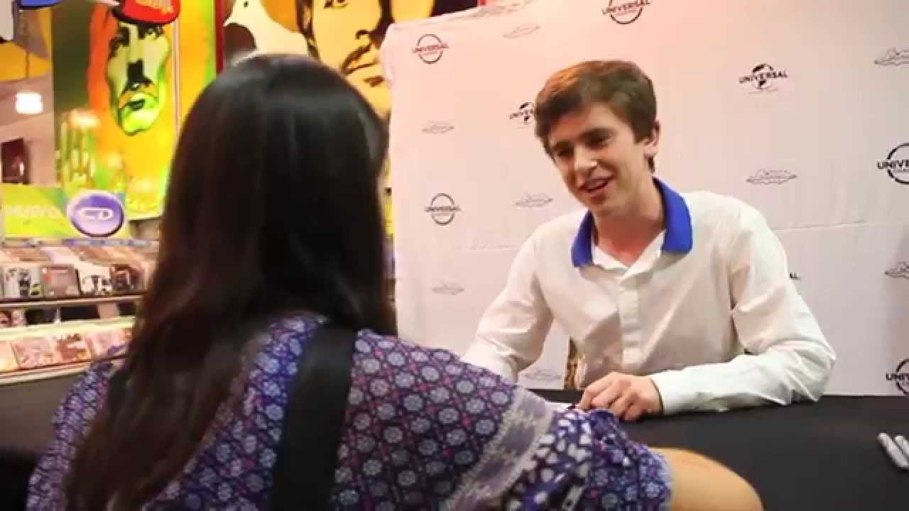 Freddie Highmore protagonista de Bates Motel en firma de autógrafos