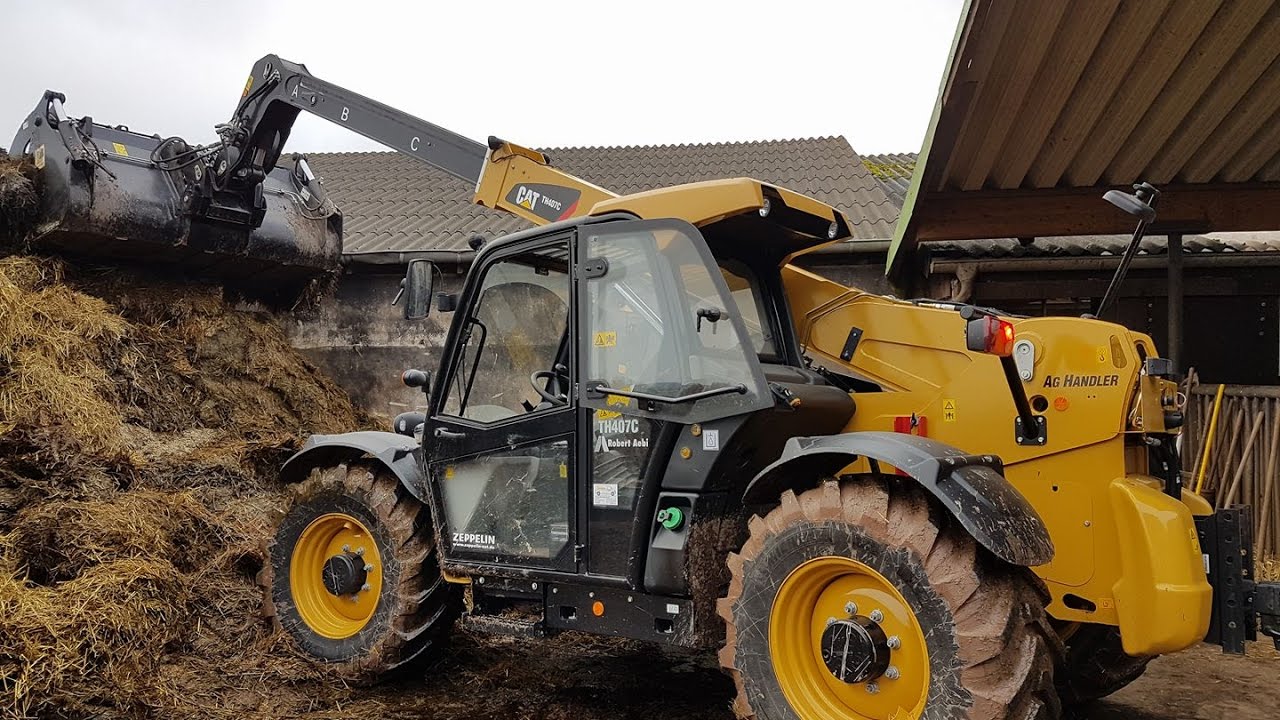 CAT TH407C Teleskoplader bei verschiedenen Hofarbeiten
