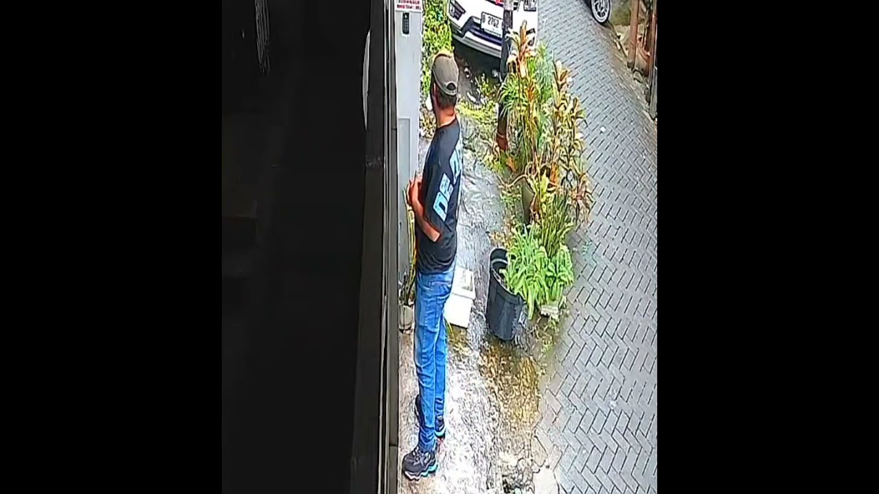 ORANG GAK JELAS DAN MENCURIGAKAN
