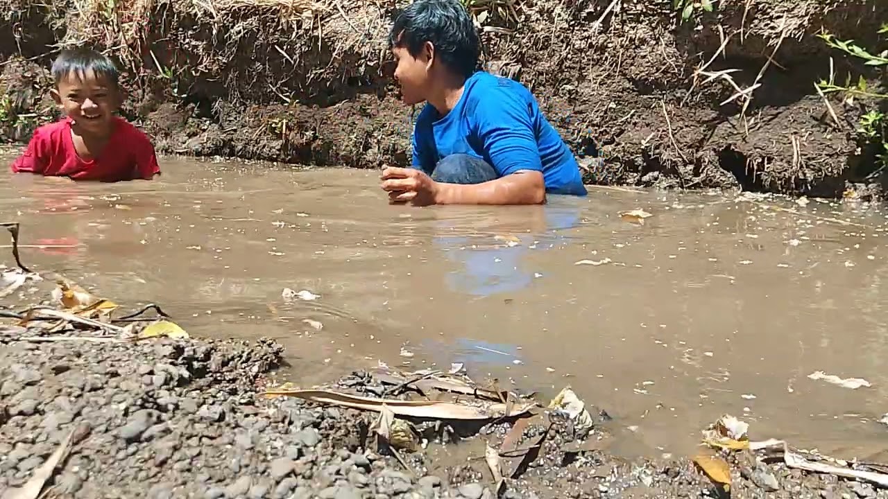 Hai cha con đi bắt chém chép 