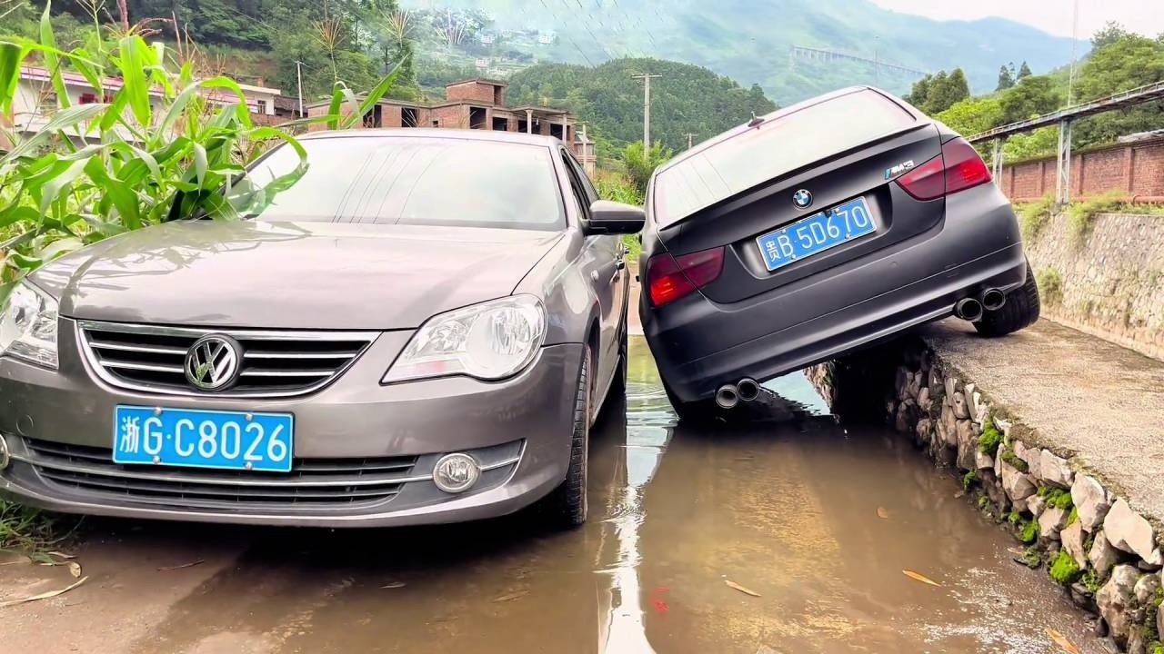 Experts pass each other on narrow rural roads #Passing on narrow rural roads #Single-sided bridge