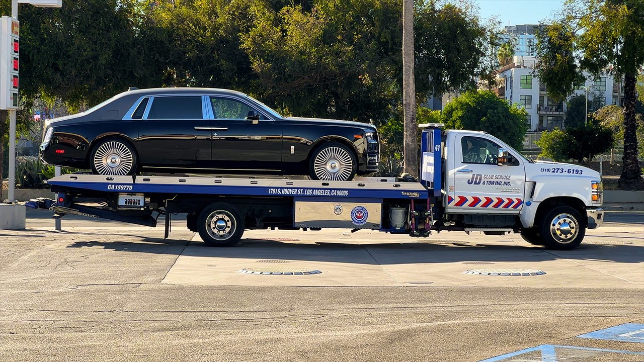 Phantom Barely Fits, Halloween Special.