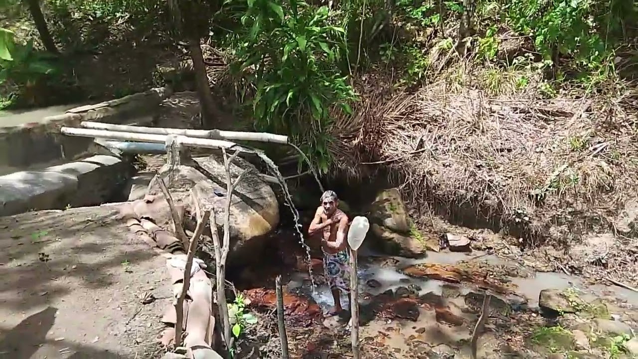 Fomos tomar banho de bica no sitio do miguel