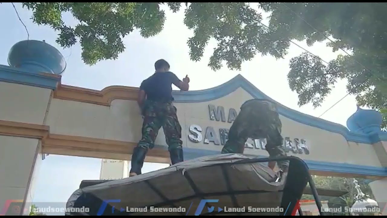 JAGA KEINDAHAN, PRAJURIT LANUD SOEWONDO MELAKUKAN PENGECATAN MASJID SABILILLAH