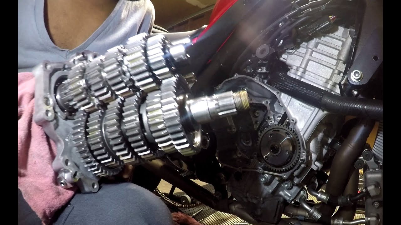 2017-2020 SUZUKI GSXR 1000 TRANSMISSION REMOVAL
