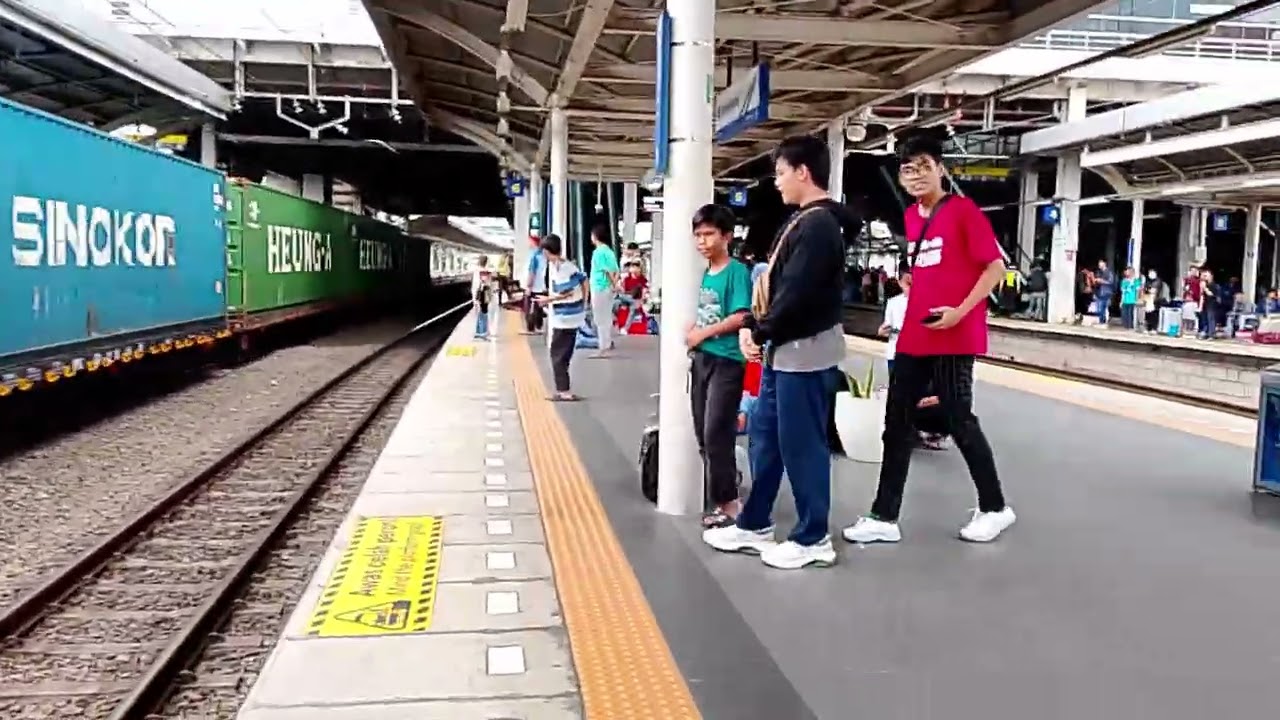 CC 206 13 88 YK KA BARANG KONTAINER MELINTAS LANGSUNG DI JALUR 7 STASIUN JATINEGARA