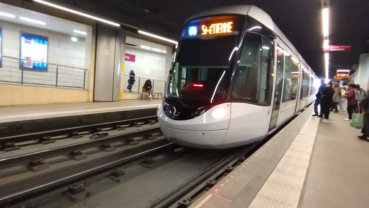 Spot de quelques rames du tram/métro de Rouen à la station Théâtre des Arts