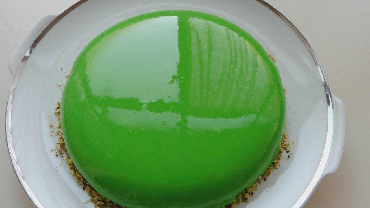 Pistachio mousse cake / mirror glaze