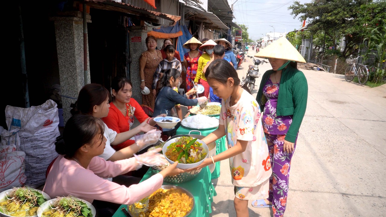 Bà Con Quê Em Vui Mừng Xếp Hàng Nhận 100 Phần BÚN CÁ LÓC Thơm Ngon từ Tấm Lòng của Chị Thùy Anh