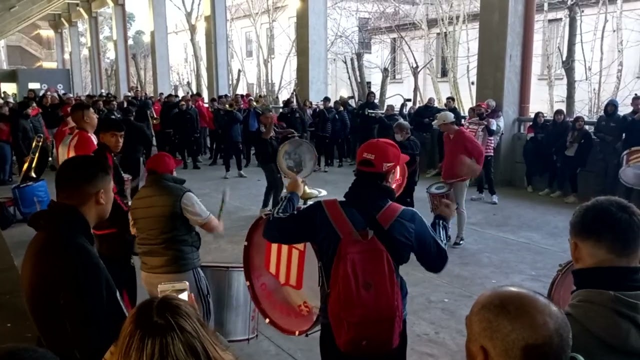 BOMBOS Y TROMPETAS - LOS LEALES PERCUSIÓN - PINCHA CORAZÓN 🇦🇹