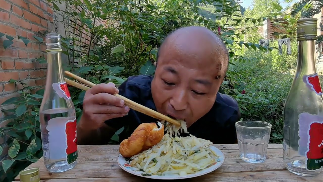 炒的土豆丝一盘，白酒七两五，一个人吃喝的真过瘾 #西北美食