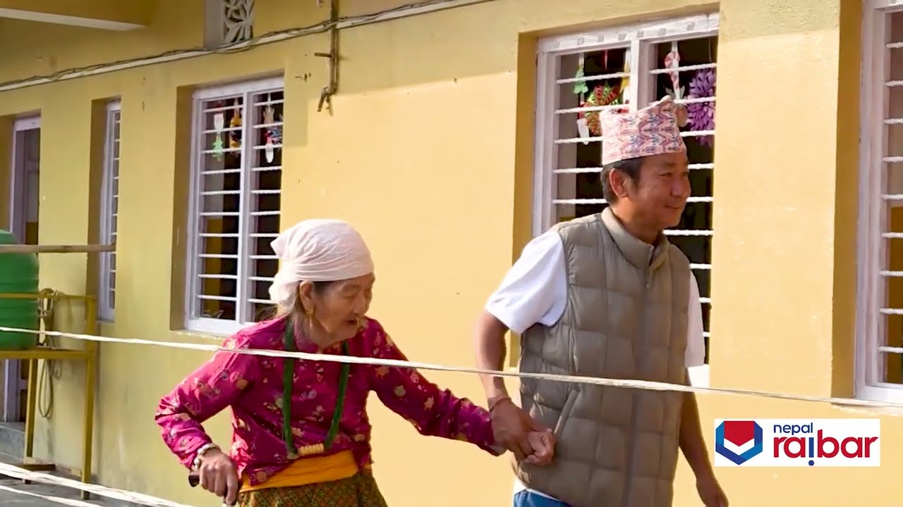 Harka Sampang - बुढी आमासँगै मतदान गर्न पुगे हर्क साम्पाङ - Election - Vote Day #NepalRaibar