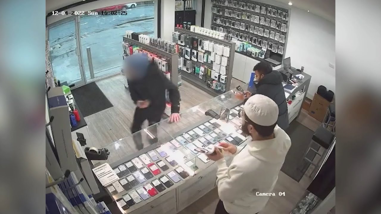 Tenta di rubare due smartphone, ma rimane bloccato nel negozio: la scena è imbarazzante