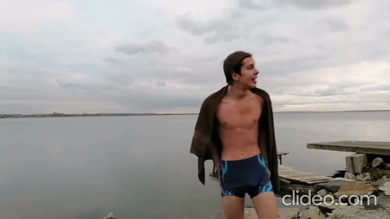 Проплыл первые 10 метров в ледяной воде