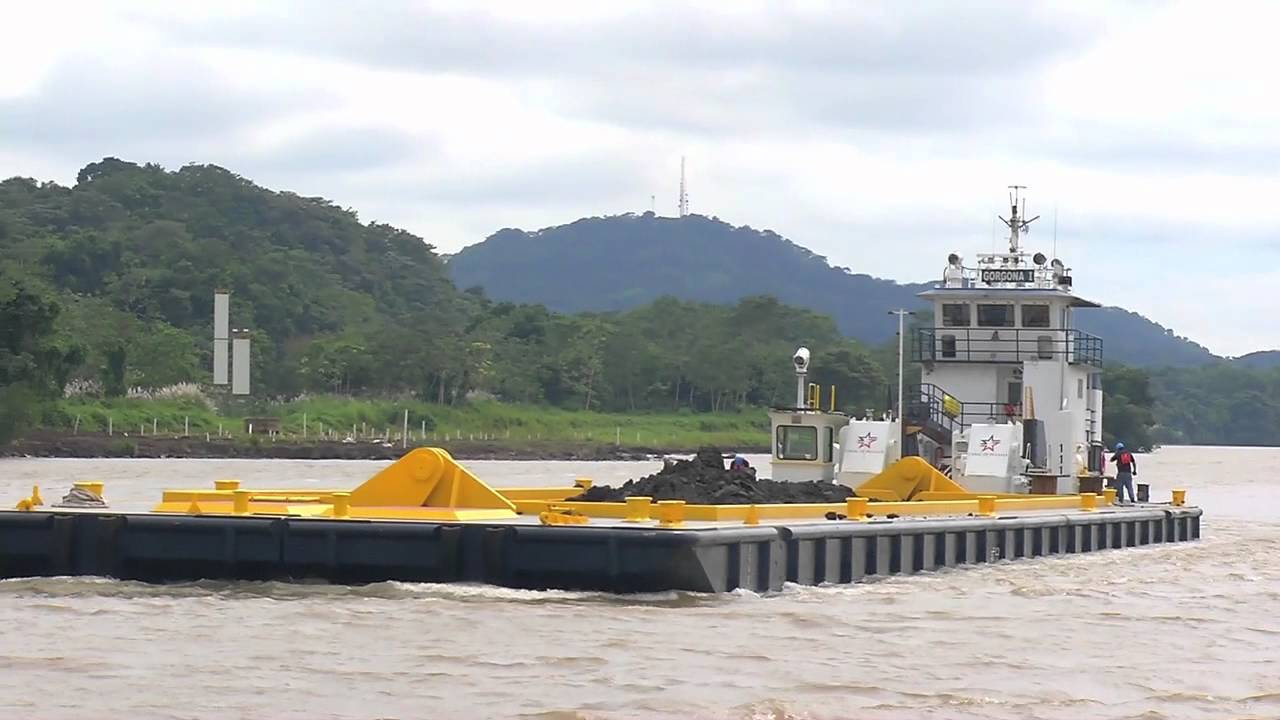 Gigantesca barcaza en su faena por el Canal de Panam&aacute;