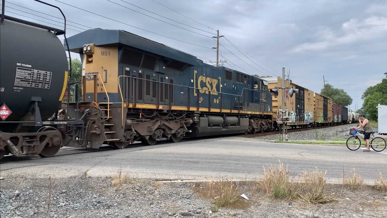 Train Changing Tracks After Waiting For 2 Trains, Happy Crew Flies By & CSX Trains With DPUs In Ohio