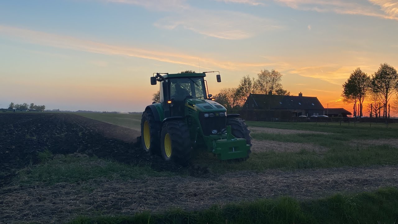 PLOEGEN MET JOHN DEERE 7820.