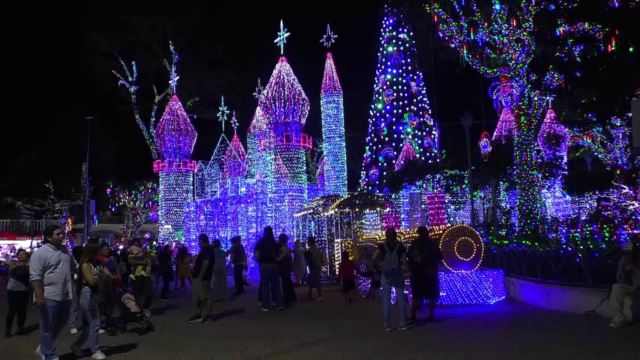 Iluminación navideña en Antiguo Cuscatlán