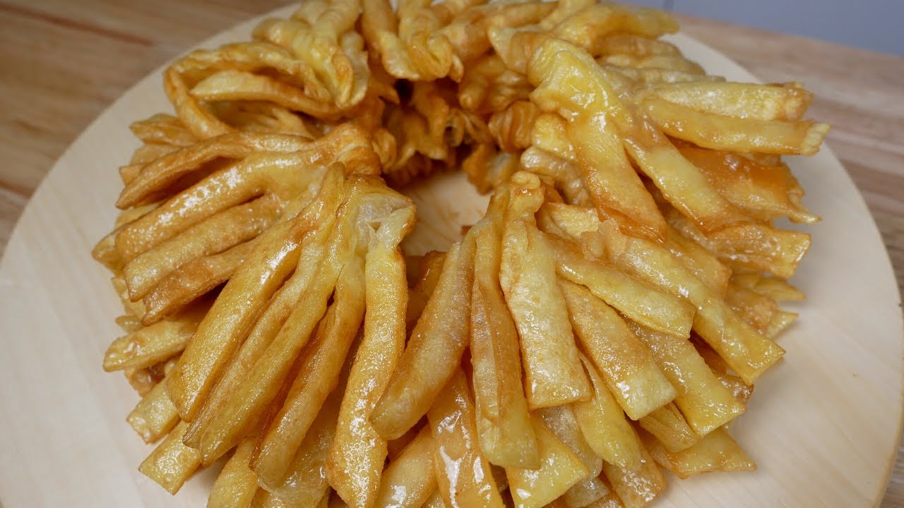 Ëmbëlsirë: Luleshega I Luleshega: An Albanian dessert made of pastry coated with sugary syrup