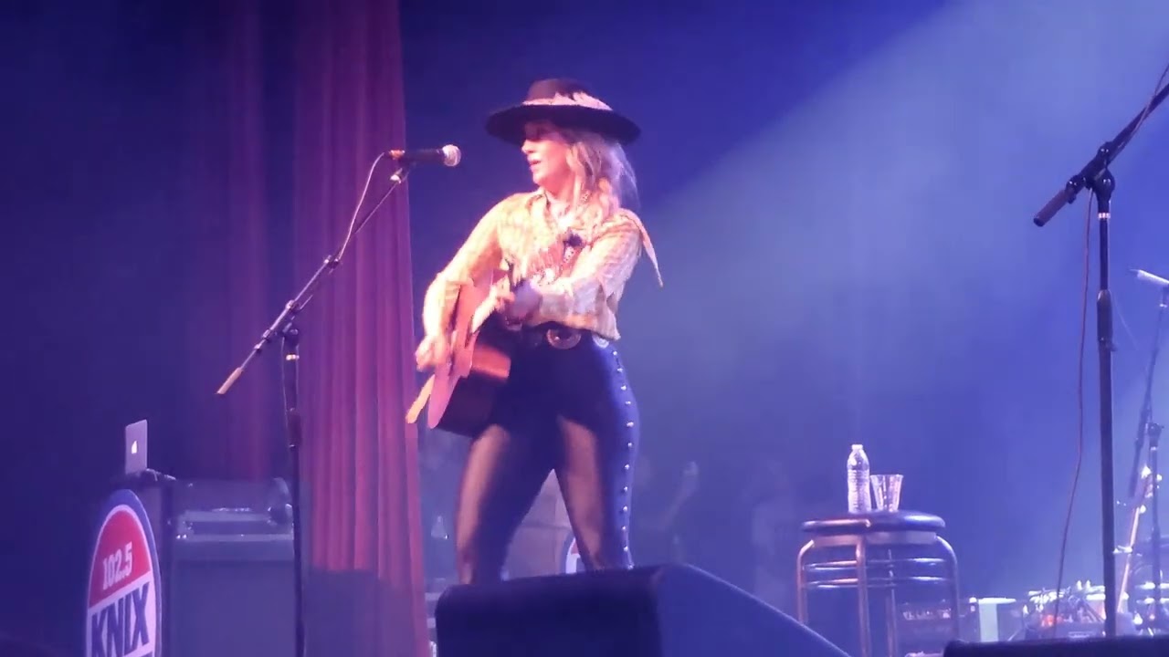 Lainey Wilson [Live] Whats Going On, 