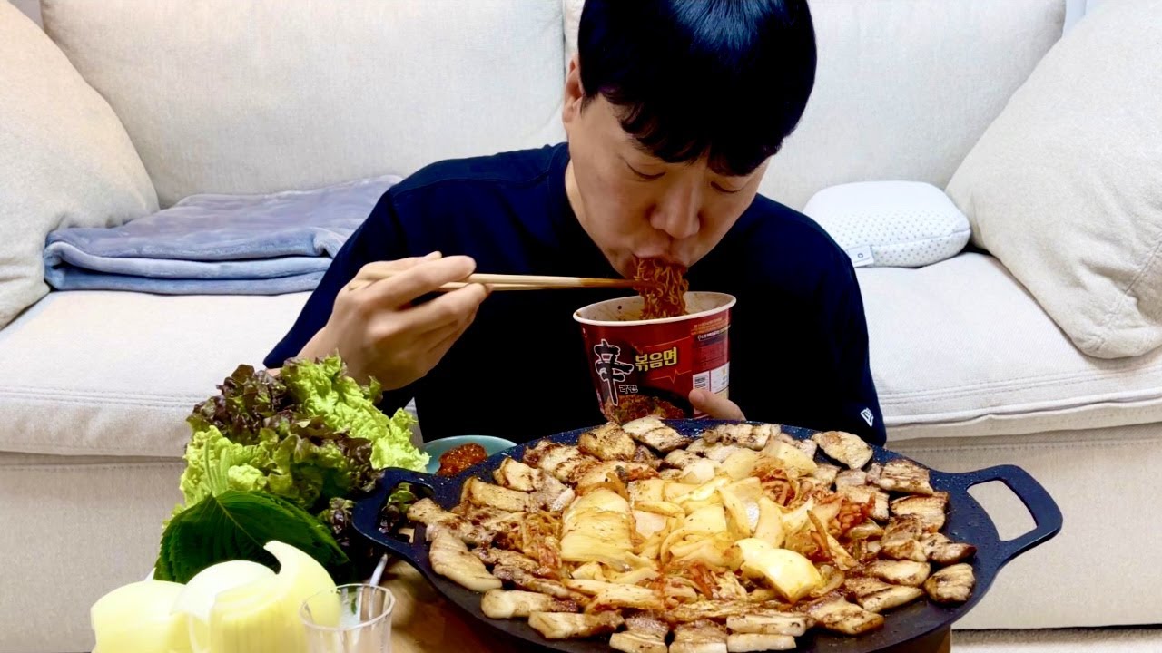 지상최강 조합 소주는 못참지! 김치 삼겹살 먹방 kimchi samgyeopsal mukbang eatingshow