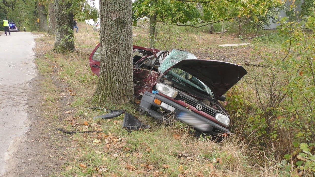Volkswagen uderzył w drzewo  Nie żyje 21 letni pasażer