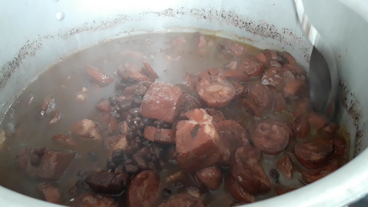 Feijoada na panela de pressão (1kg de feijão, panela de 15l)