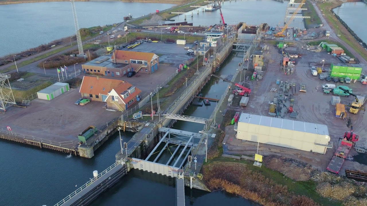 Afsluitdijk, droogzetten van de schutsluis bij Den Oever.
