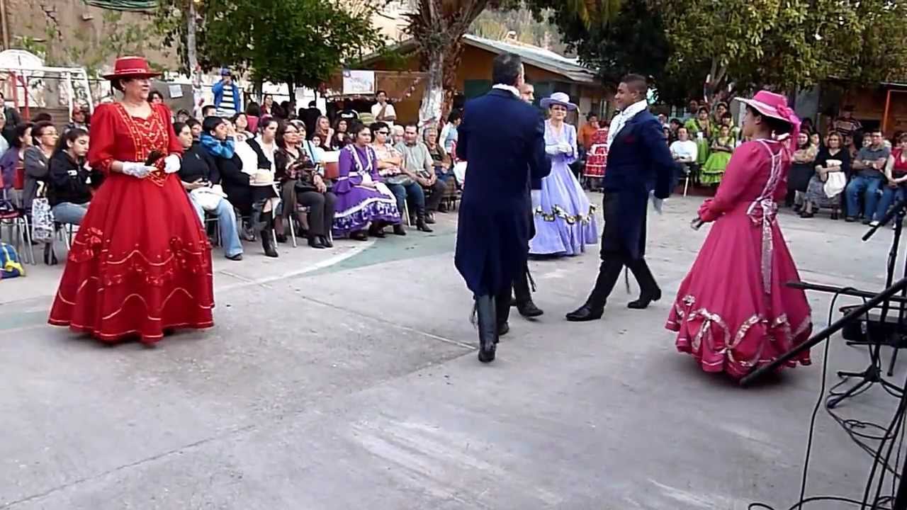 SAJURIANA DANZA  CON VESTIMENTA ACORDE A LA ÉPOCA DE LA COLONIA CHILE