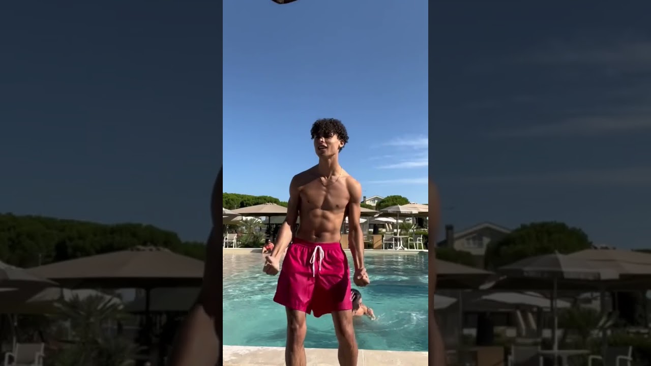 Chi Sbaglia La Canzone Cade In Piscina
