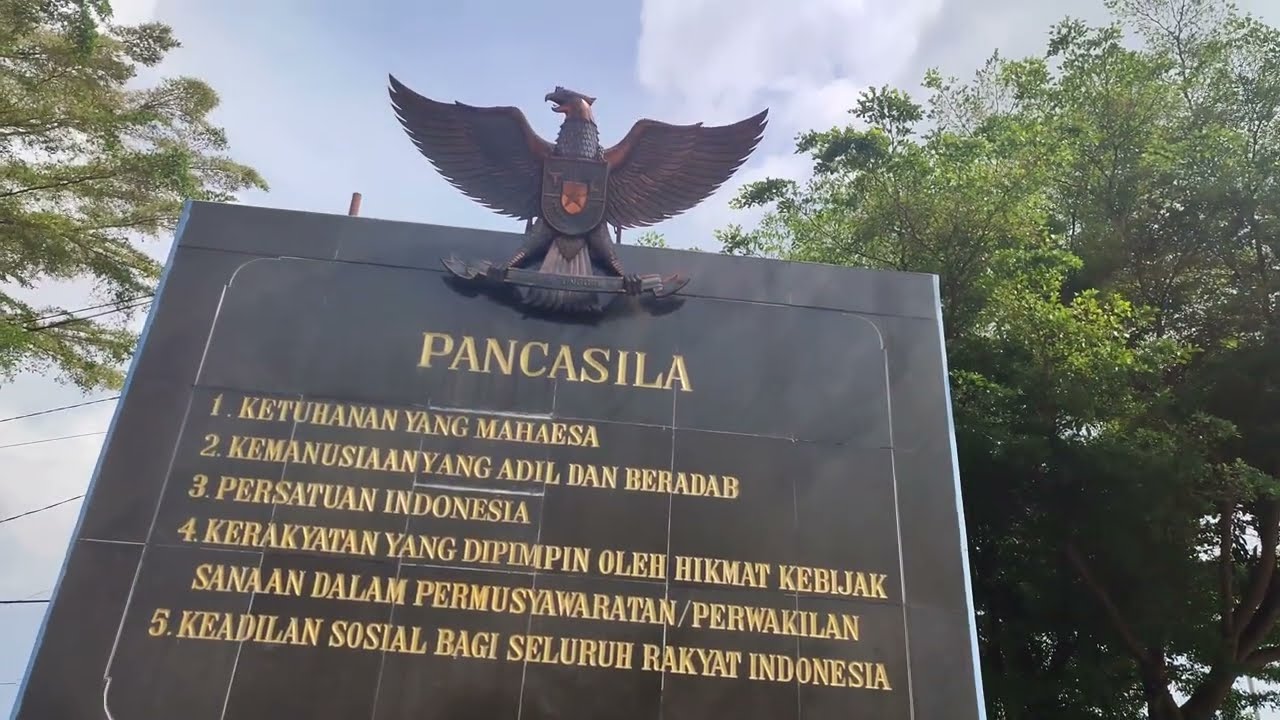Walking in the Magetan Regency Square, East Java, Indonesia (Alun-alun Kabupaten Magetan)