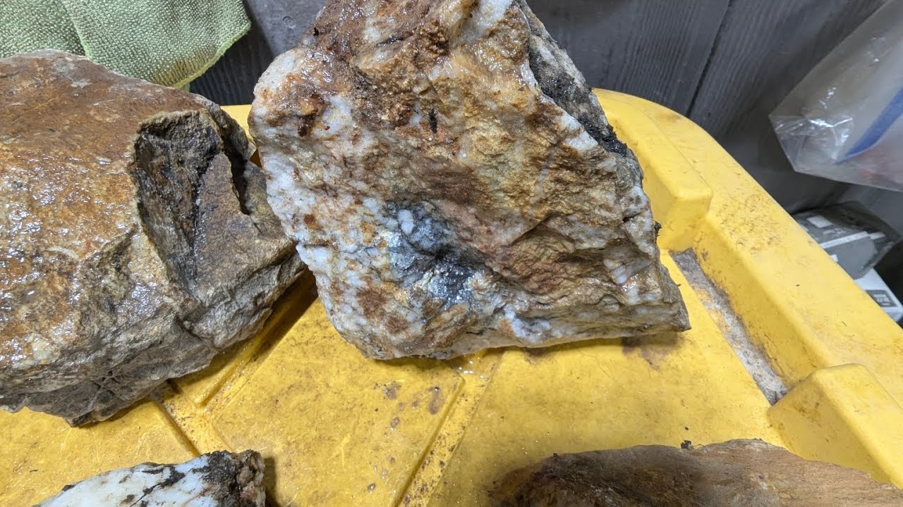 Middle finger Rock 